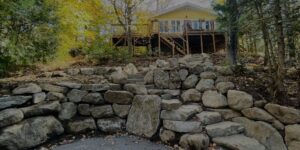 Embellissez votre terrain : construction de murs de roche en pierre naturelle