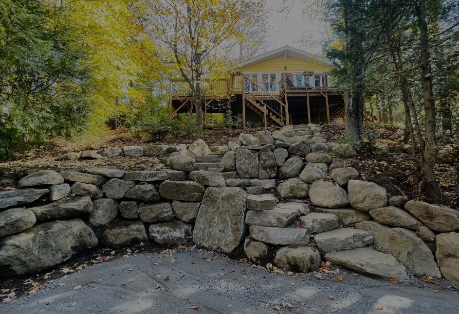 Embellissez votre terrain : construction de murs de roche en pierre naturelle